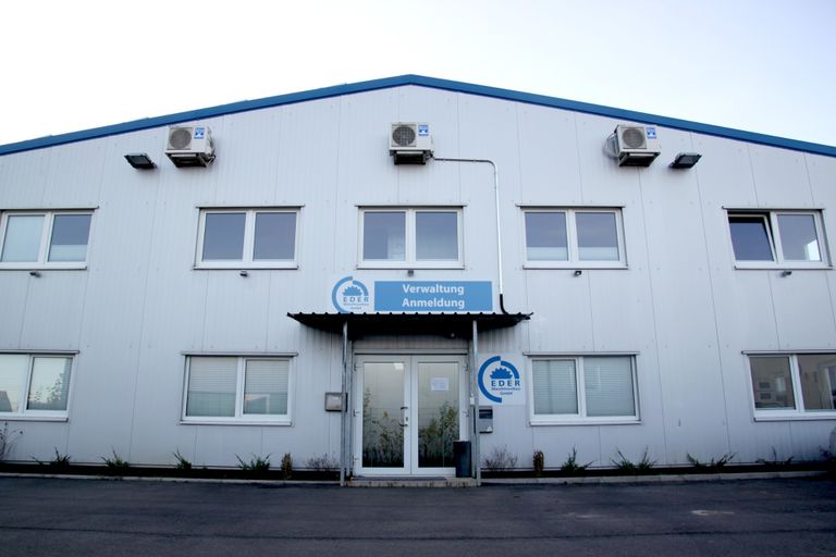 Firmengebäude der Eder Maschinenbau GmbH am Standort in Friedberg bei Augsburg (Bayern)
